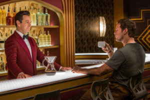 Michael Sheen und Chris Pratt in der Bar des Avalon Raumschiffs in Passengers