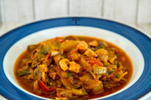 Hähnchen mit Pak Choi und Pilzen in Tomatensosse