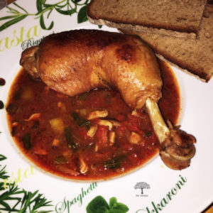 Hähnchenschenkel mit Pak Choi und Pilzen in Tomatensosse