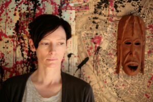 Tilda Swinton neben afrikanischer Maske in We need to talk about Kevin